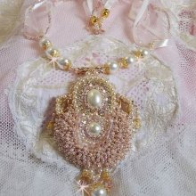 Collana Poudre de Riz ricamata con cristalli Swarovski, accessori placcati in oro, perle e semi di perle